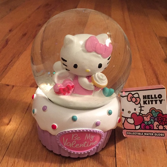 Hello kitty Valentine’s Day snow globe
